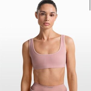 NikeSKIMS Ribbed Seamless
Women's Micro-Scoop Bra Medium Himalayan Pink.NWT